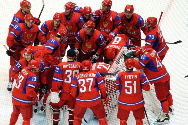 Вратарь сборной России по хоккею прибыл на матч на тележке