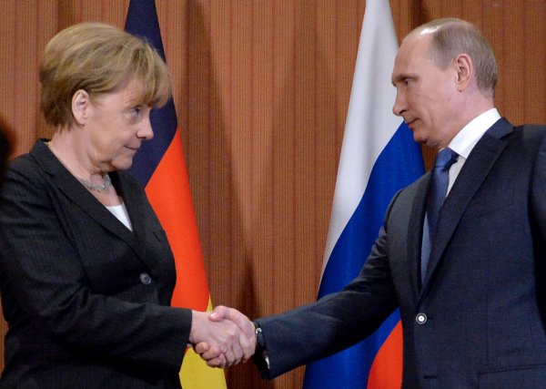 Меркель пообещала поговорить с Порошенко об освобождении главного редактора 