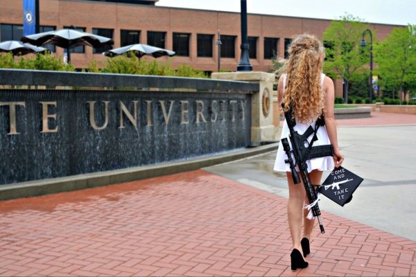 В США девушка необычной фотосессией требовала вооружить студентов штата Огайо