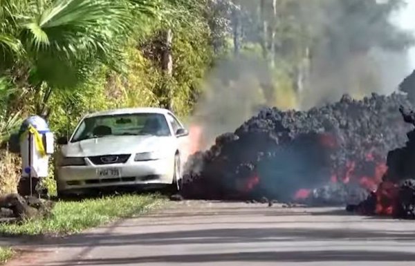 Обнародовано видео «съедающей» дороги лавы на Гавайях