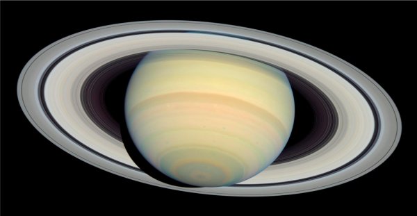 Астрономы узнали, как спутники Сатурна обрели форму пельменей
