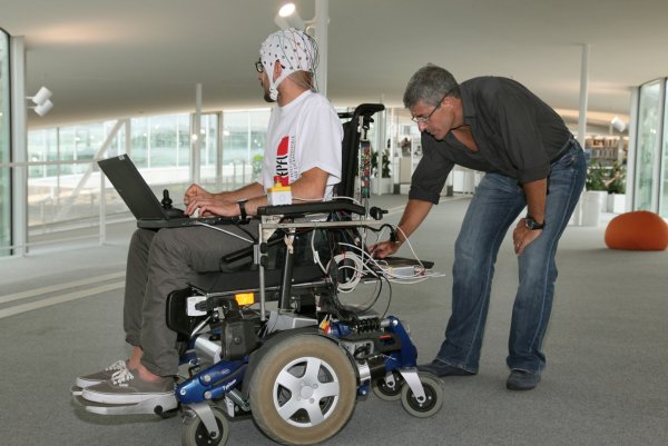 Ученые: Новая инвалидная коляска управляется силой мысли