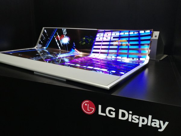 LG показала 2-метровый прозрачный гибкий дисплей