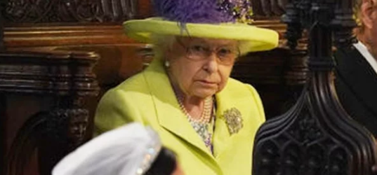 Психолог объяснила недовольный взгляд Елизаветы II на свадьбе принца Гарри и Меган Маркл
