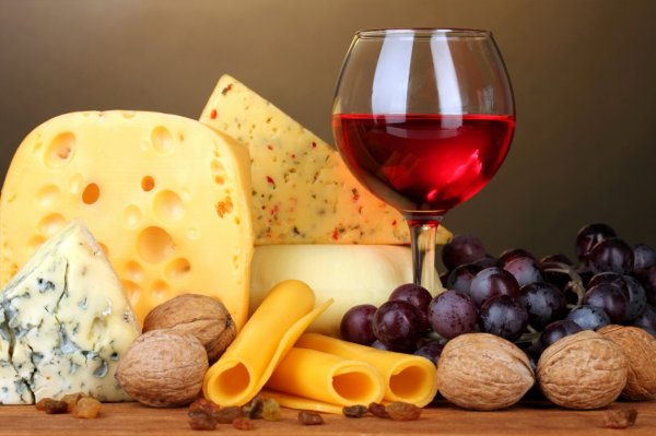 Сомелье рассказал, почему нельзя совмещать красное вино и сыр
