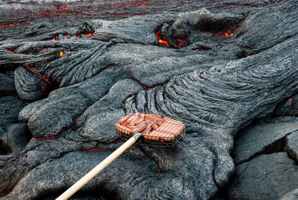На Гавайях на вулканической лаве местные жители начали жарить зефир и сосиски