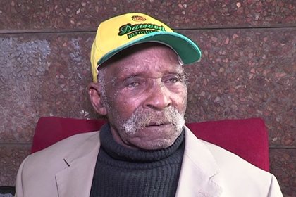 Старейший житель ЮАР начал борьбу с курением
