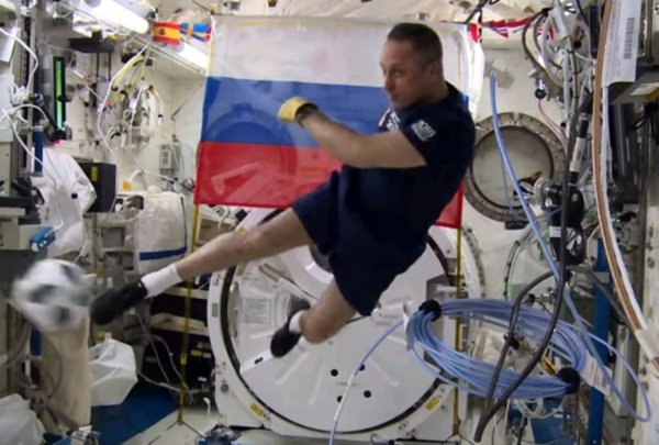Российские космонавты сыграли в футбол на МКС