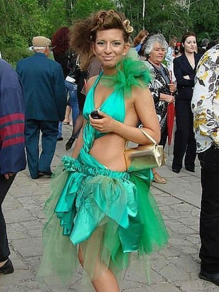 В России назвали ТОП-5 безобразных выпускных платьев