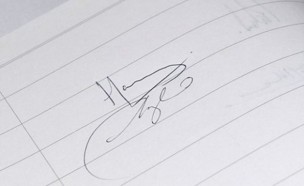 У Меган Маркл изменился почерк после свадьбы с принцем Гарри