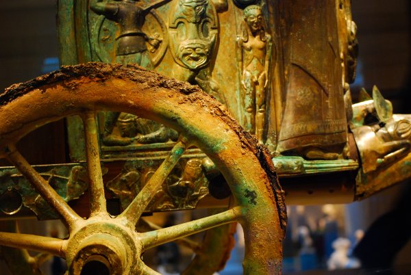 В Индии археологи откопали древнюю колесницу