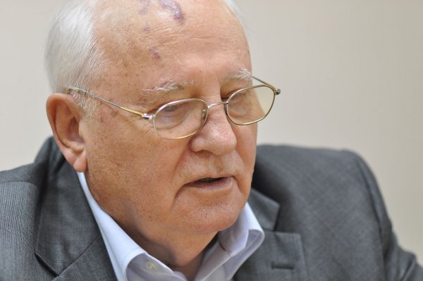 Горбачев призвал немедленно организовать встречу Путина и Трампа