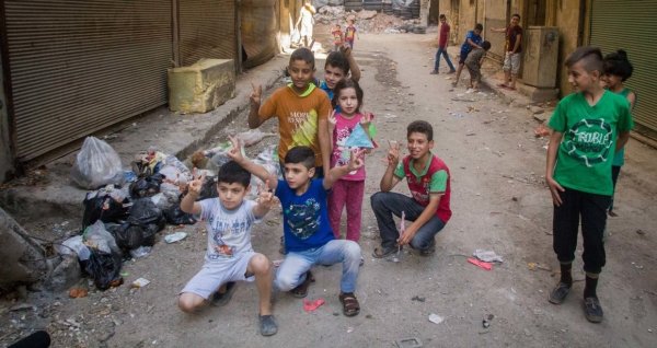 Предприниматели Зеленоградска подарили детям в Алеппо «Королевство»