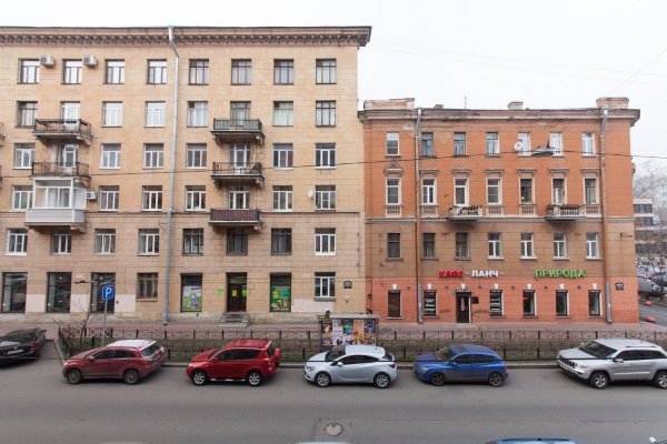Трещину на фасаде дома по улице Александра Невского залили монтажной пеной