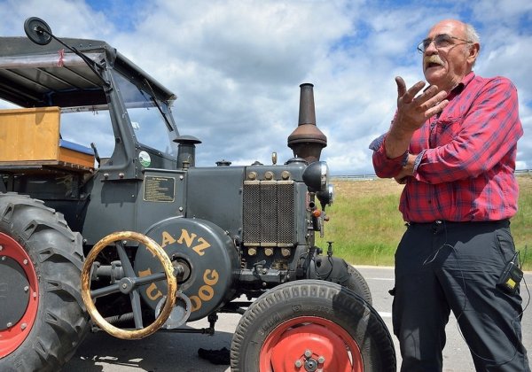Немец с таксой на раритетном тракторе едет на ЧМ-2018