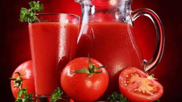 Эксперты заявили, что томатный сок помогает победить старость и онкологию