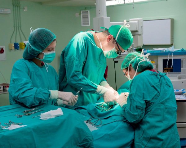 Волгоградский хирург рассказал, как извлекал из пациентов патроны, часы и шурупы