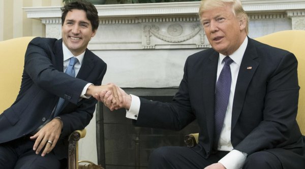 Советник Трампа заявил, что премьер Канады нанес США «удар в спину»