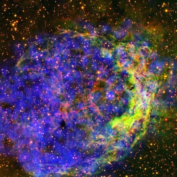 ЕКА показало завораживающее фото звезды Вольфа-Райета в облаках цветного газа