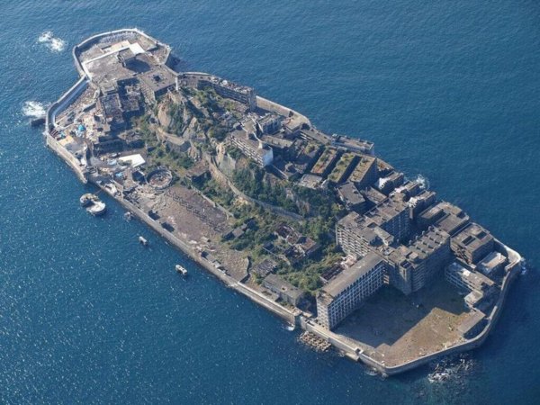 В Японии бетонный остров-призрак стал популярным туристическим местом