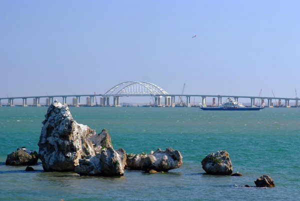 Водолазы нашли возле Крымского моста обломки катера времён войны