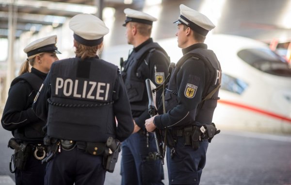 В Германии мужчина убил ножом девушку и ранил трех человек