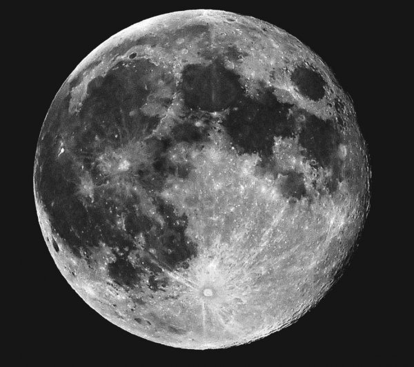 Ученые предположили наличие воды под поверхностью Луны