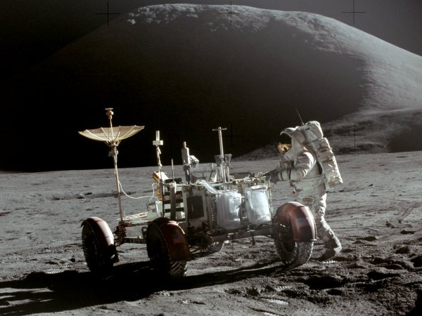 Учёные: Роверы и астронавты нагревают Луну