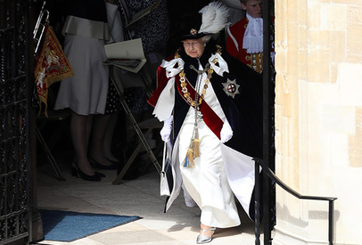 Елизавета II удивила общественность непривычной обувью
