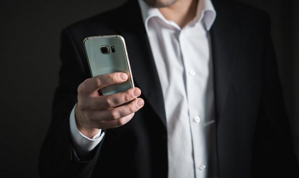 На Урале судебные приставы изъяли смартфон у чиновника за долги