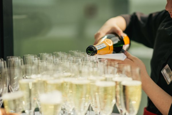 Золотые билеты и шампанское: как болеют фанаты футбола VIP-статуса