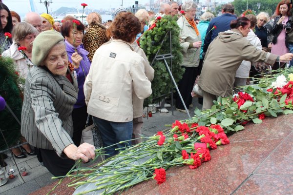 В Ростове зажгли сотни свечей в рамках акции «День памяти и скорби»