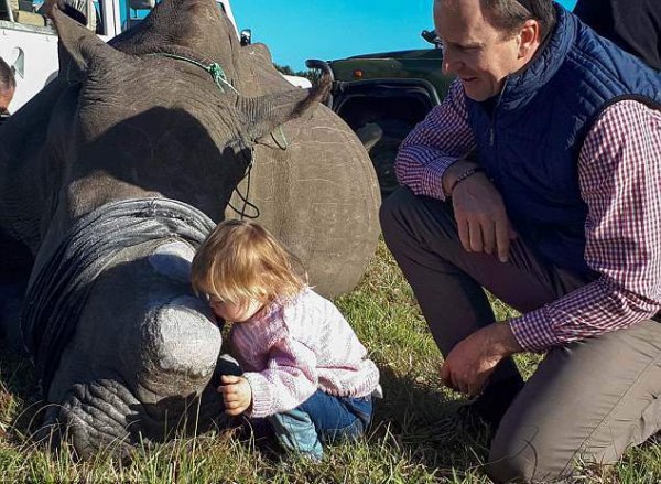Сердце разрывается: Сеть взбудоражил трогательный поцелуй девочки и опасного носорога