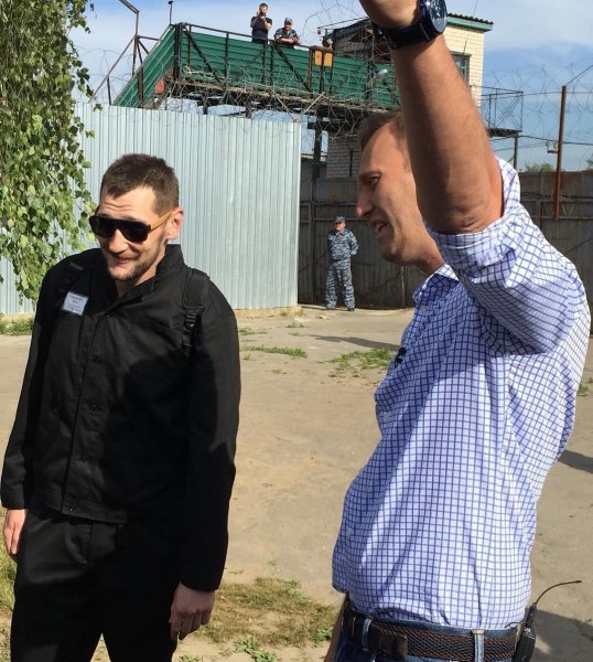 «АУЕ, жизнь ворам»: Появилось видео освобождения Олега Навального из тюрьмы