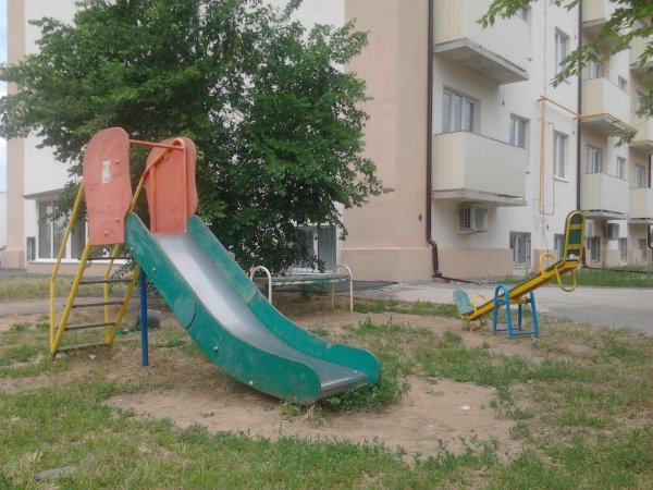Жители Челябинска возмущены опасной детской горкой