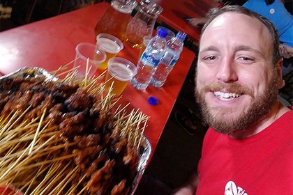 Новый рекорд: Американец съел 74 хот-дога за 10 минут