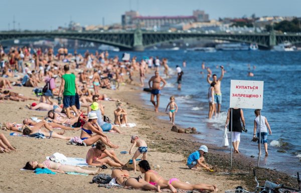 Из-за аварии на водоканале на пляжах Геленджика купаться запрещено