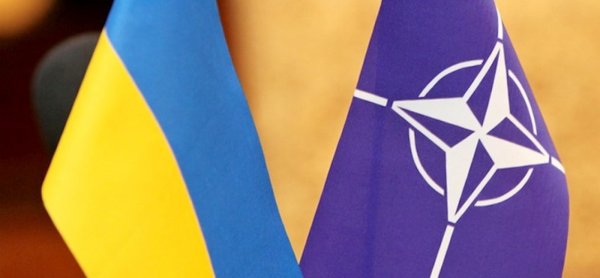 Чтобы не ошибиться: Эксперты объяснили, почему NATO держит Украину «на пороге»
