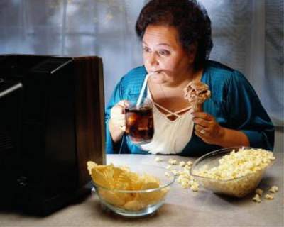 Еда перед телевизором вызывает ожирение, - ученые