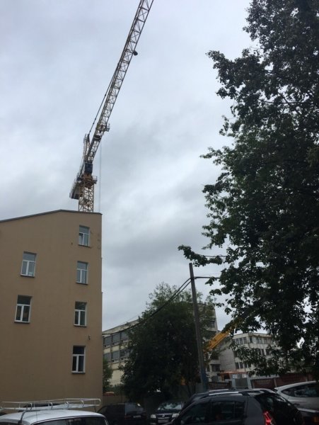 Жителей Санкт-Петербурга напугал «танцующий» строительный кран