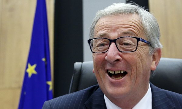 Спотыкавшегося главу Еврокомиссии поддержал Порошенко в Брюсселе