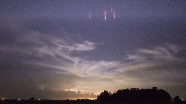 Танец красных космических молний в небе сфотографировал астроном-любитель