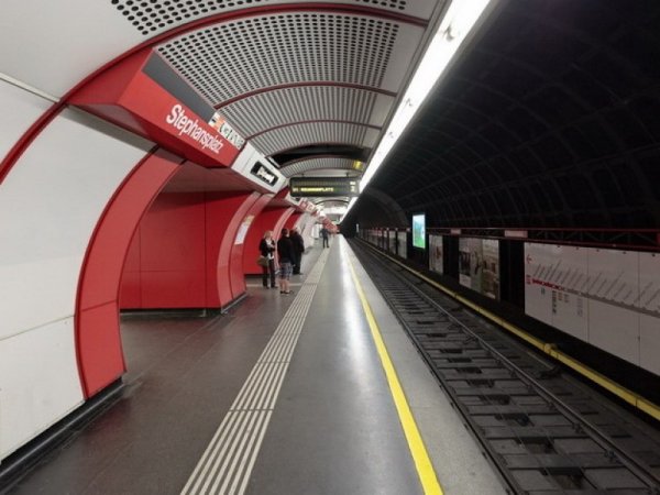 В метро Вены раздали 14 000 дезодорантов