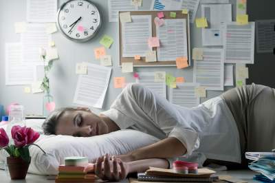 Медики рассказали, как не заснуть на работе