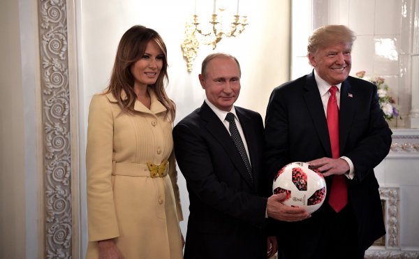 Подаренный Путиным мяч проверила служба безопасности Трампа