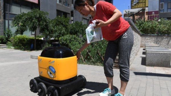 В Китае желтые роботы занимаются доставкой еды