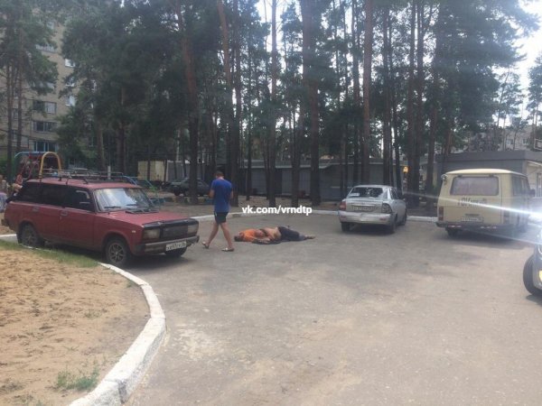 В Воронеже спящие на парковке мужчины смутили случайных прохожих