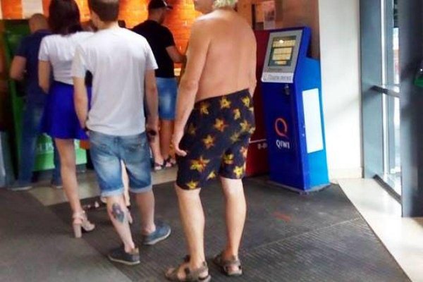 Трусы не помеха: В Воронеже мужчина почти обнажённый стоял у банкомата
