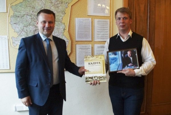 Молодой активист из Калуги получил в дар фото президента с автографом