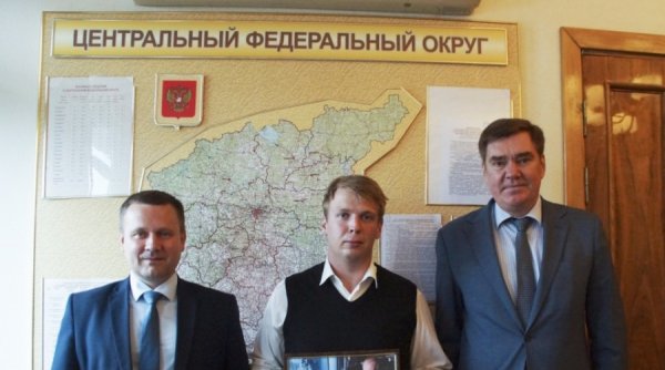 Молодой активист из Калуги получил в дар фото президента с автографом